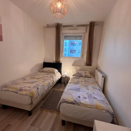 Apartment Appt A 10 Min De Paris, 15 Min A Pied Du Sdf *